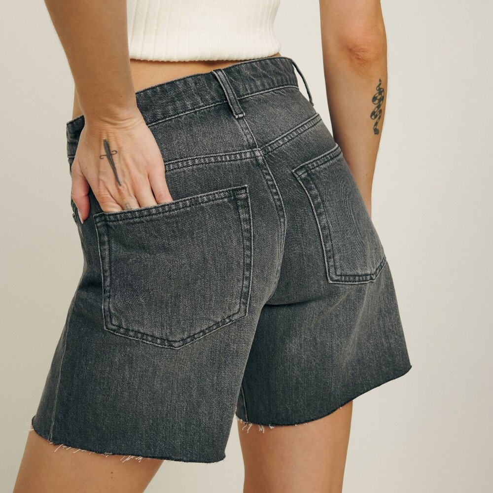 Raye Mid Rise Relaxed Jean Shorts - Size 30 - Black - Picture 1 of 4